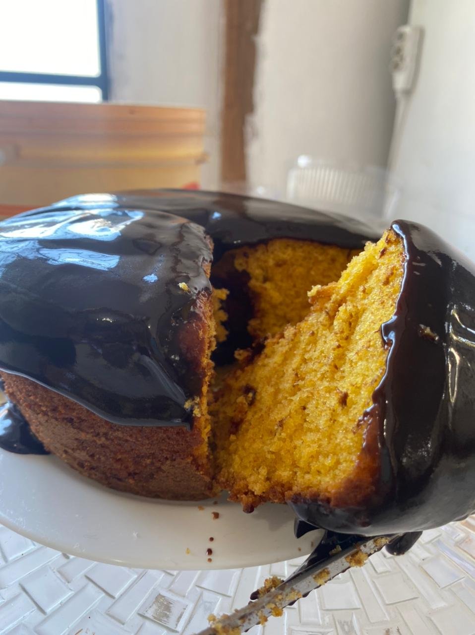 Bolo de cenoura com cobertura de chocolate