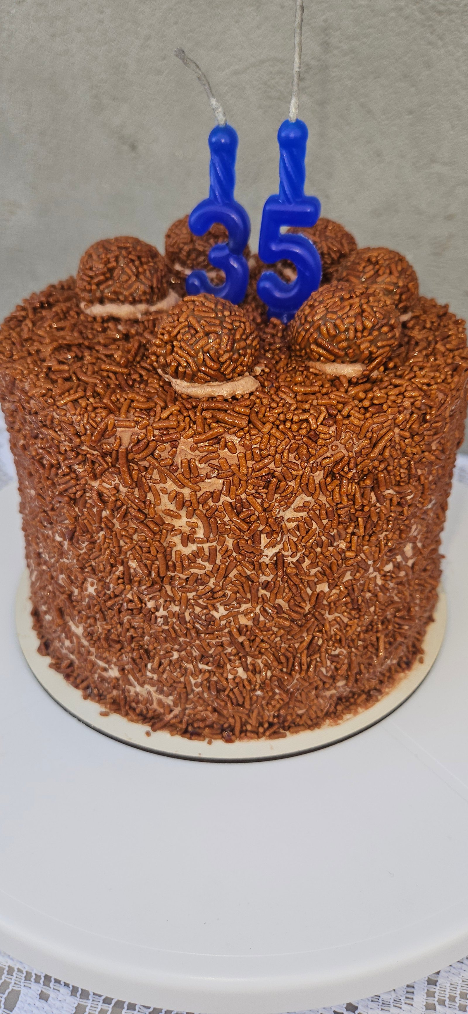 Bolo de aniversário chocolatudo para 15 pessoas
