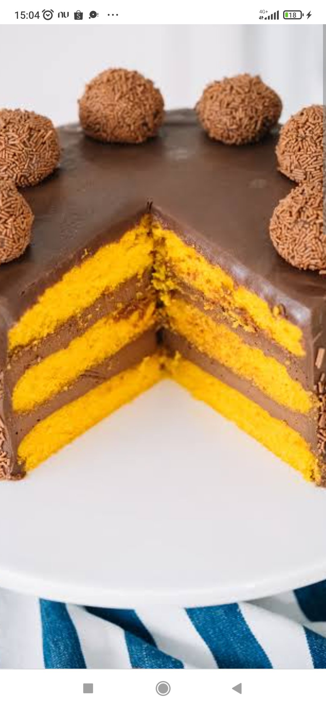 Bolo recheado de cenoura com chocolate